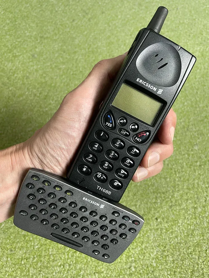Encontré mi viejo teléfono móvil con clip opcional para enviar mensajes de texto más fácilmente