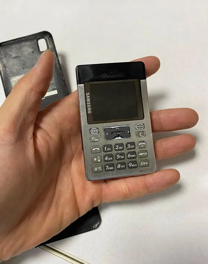 My Old Mobile Phone Is Cool. Samsung P300 From 2005