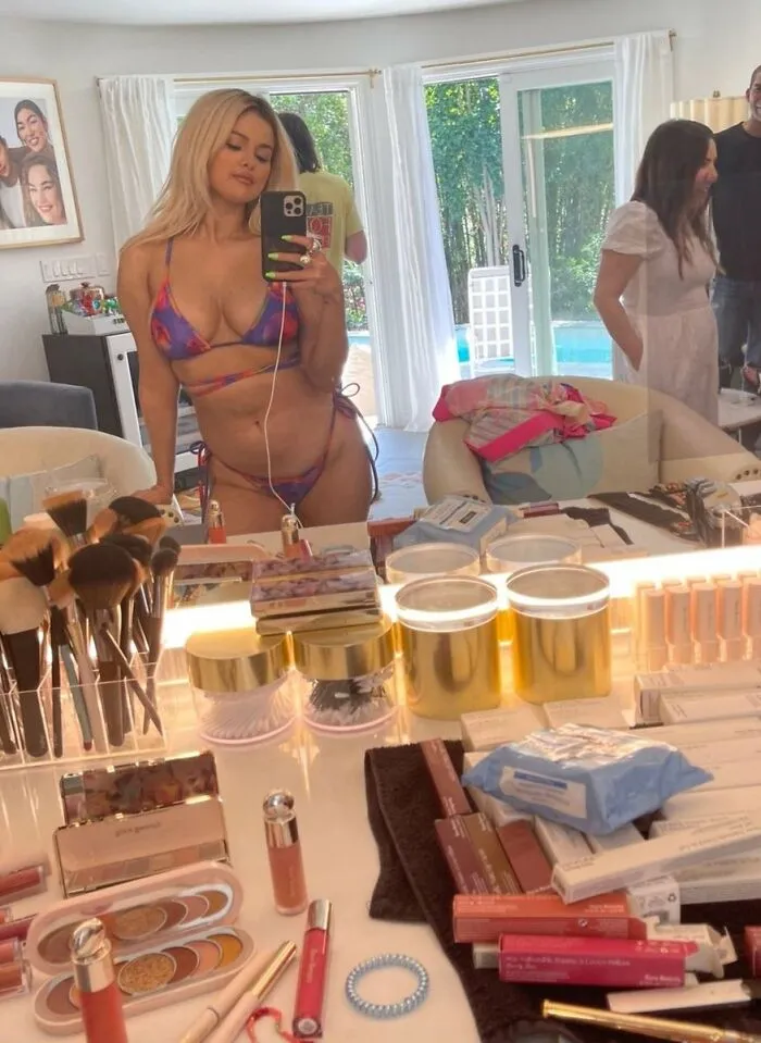 Cuando Selena Gomez compartió esta foto entre bastidores de su nueva sesión de fotos sin retocar para La'mariette