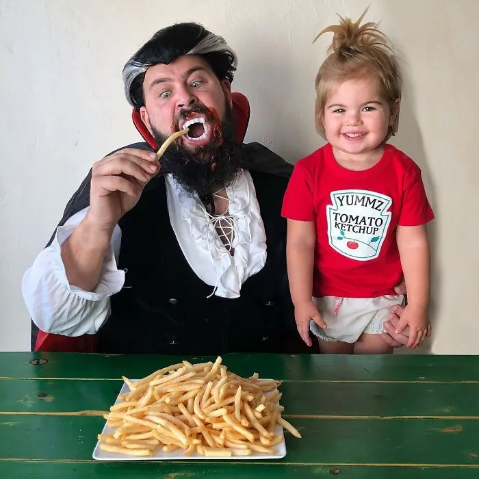 Mira las divertidísimas fotos que este papá se toma con sus hijas disfrazadas (Nuevas imágenes)