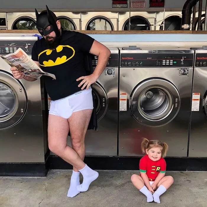 Mira las divertidísimas fotos que este papá se toma con sus hijas disfrazadas (Nuevas imágenes)