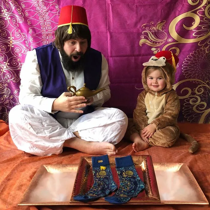 Mira las divertidísimas fotos que este papá se toma con sus hijas disfrazadas (Nuevas imágenes)