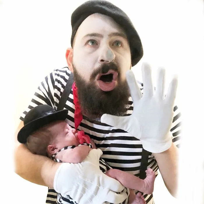 Mira las divertidísimas fotos que este papá se toma con sus hijas disfrazadas (Nuevas imágenes)