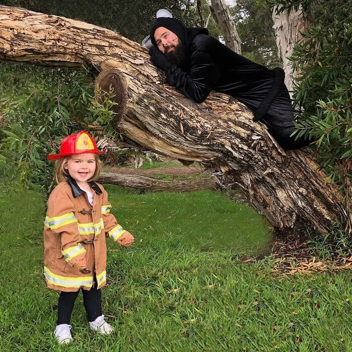 Mira las divertidísimas fotos que este papá se toma con sus hijas disfrazadas (Nuevas imágenes)
