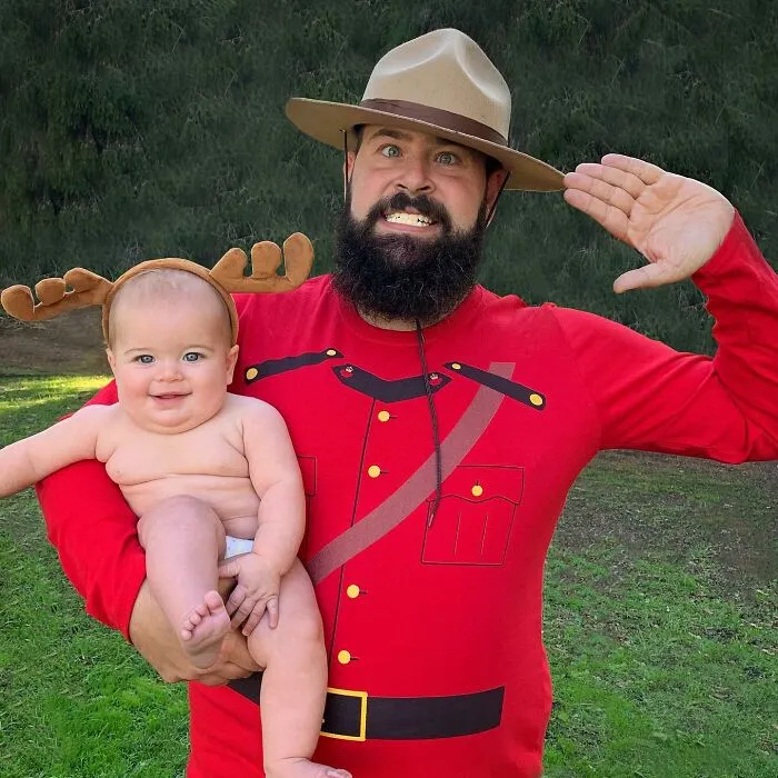 Mira las divertidísimas fotos que este papá se toma con sus hijas disfrazadas (Nuevas imágenes)