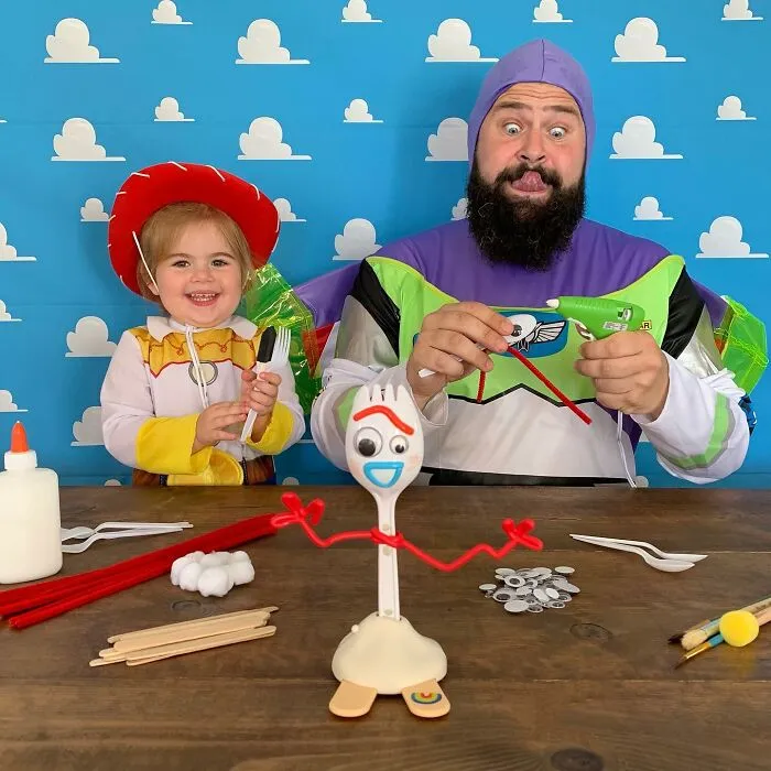 Mira las divertidísimas fotos que este papá se toma con sus hijas disfrazadas (Nuevas imágenes)