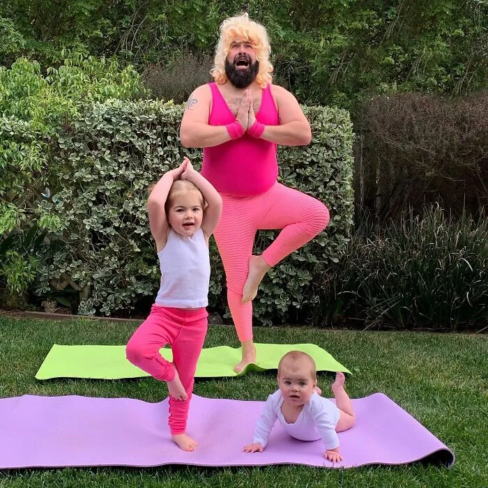 Mira las divertidísimas fotos que este papá se toma con sus hijas disfrazadas (Nuevas imágenes)