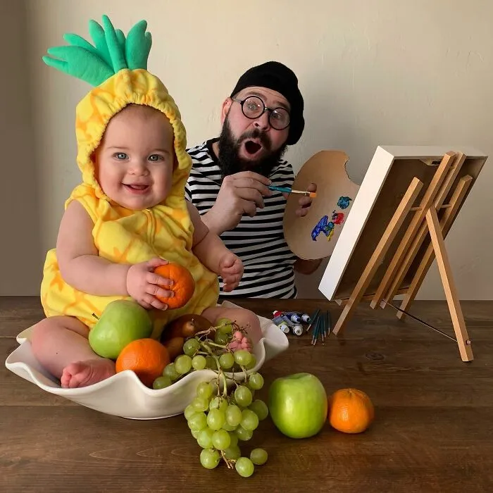 Mira las divertidísimas fotos que este papá se toma con sus hijas disfrazadas (Nuevas imágenes)