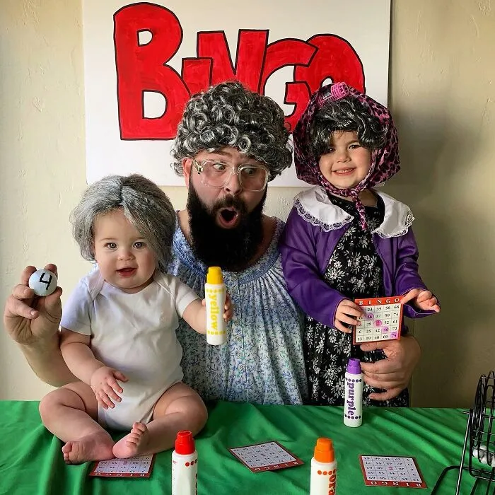 Mira las divertidísimas fotos que este papá se toma con sus hijas disfrazadas (Nuevas imágenes)
