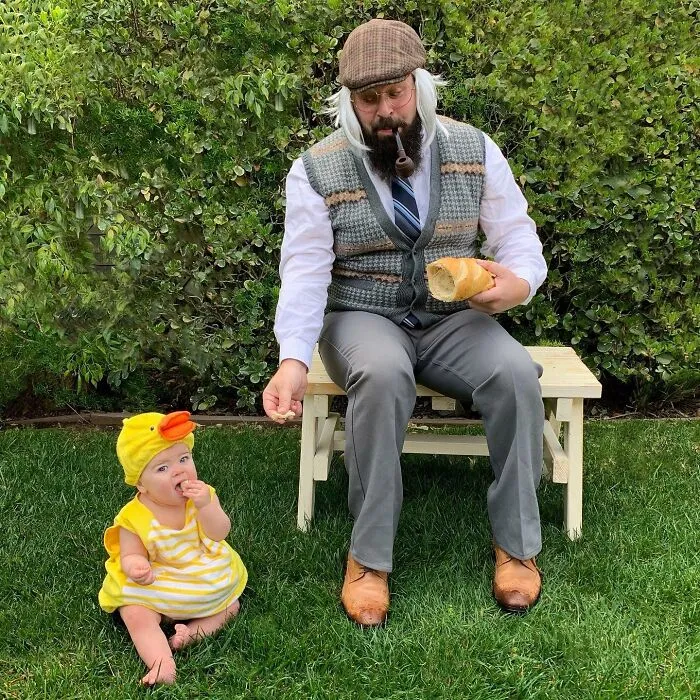 Mira las divertidísimas fotos que este papá se toma con sus hijas disfrazadas (Nuevas imágenes)