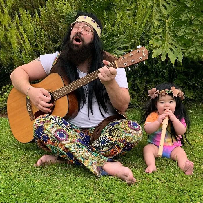 Mira las divertidísimas fotos que este papá se toma con sus hijas disfrazadas (Nuevas imágenes)