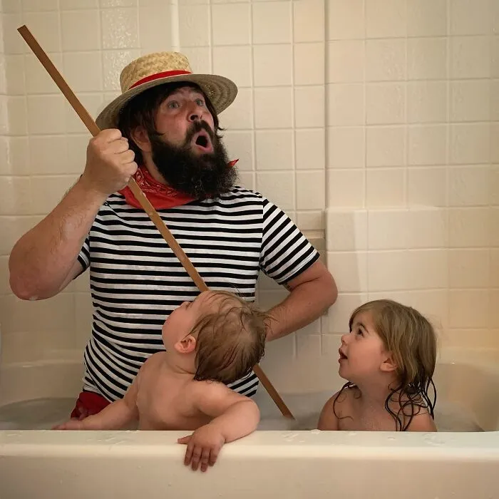Mira las divertidísimas fotos que este papá se toma con sus hijas disfrazadas (Nuevas imágenes)