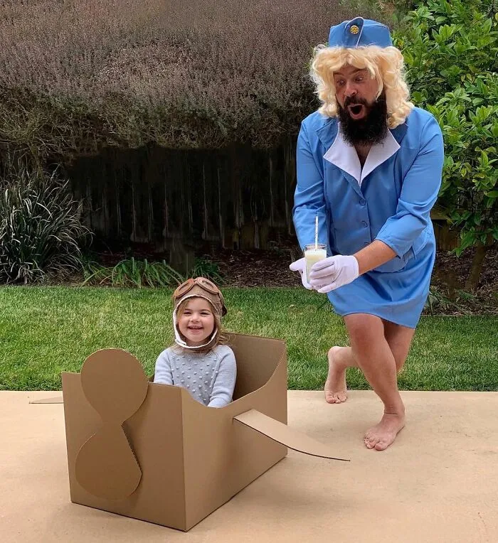 Mira las divertidísimas fotos que este papá se toma con sus hijas disfrazadas (Nuevas imágenes)