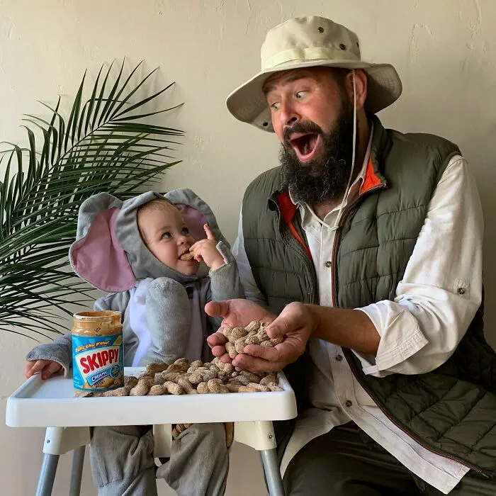 Mira las divertidísimas fotos que este papá se toma con sus hijas disfrazadas (Nuevas imágenes)