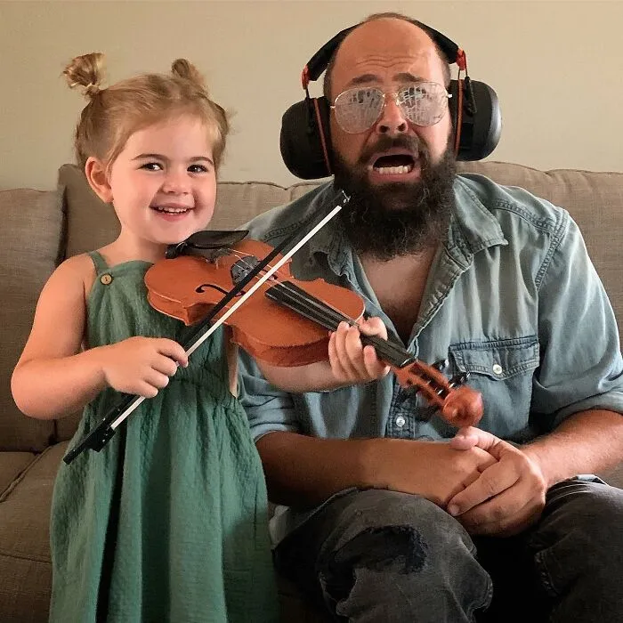 Mira las divertidísimas fotos que este papá se toma con sus hijas disfrazadas (Nuevas imágenes)