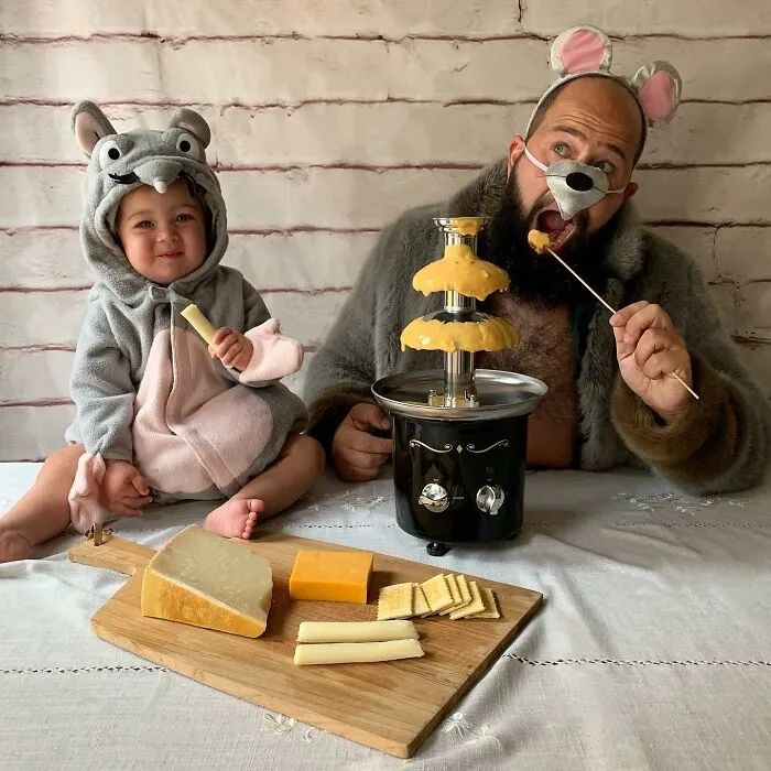 Mira las divertidísimas fotos que este papá se toma con sus hijas disfrazadas (Nuevas imágenes)
