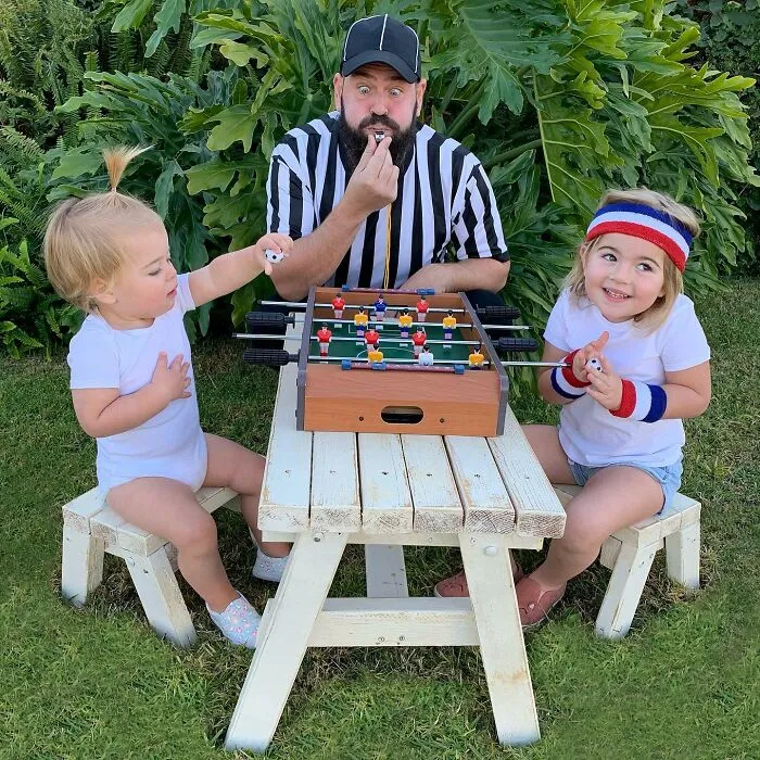 Mira las divertidísimas fotos que este papá se toma con sus hijas disfrazadas (Nuevas imágenes)