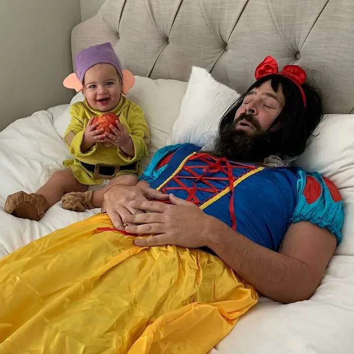Mira las divertidísimas fotos que este papá se toma con sus hijas disfrazadas (Nuevas imágenes)
