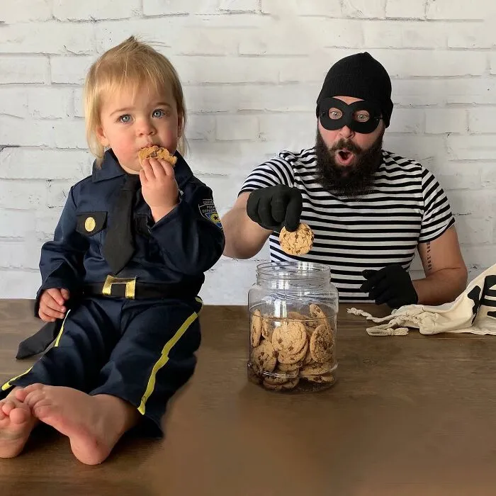 Mira las divertidísimas fotos que este papá se toma con sus hijas disfrazadas (Nuevas imágenes)