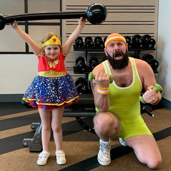 Mira las divertidísimas fotos que este papá se toma con sus hijas disfrazadas (Nuevas imágenes)
