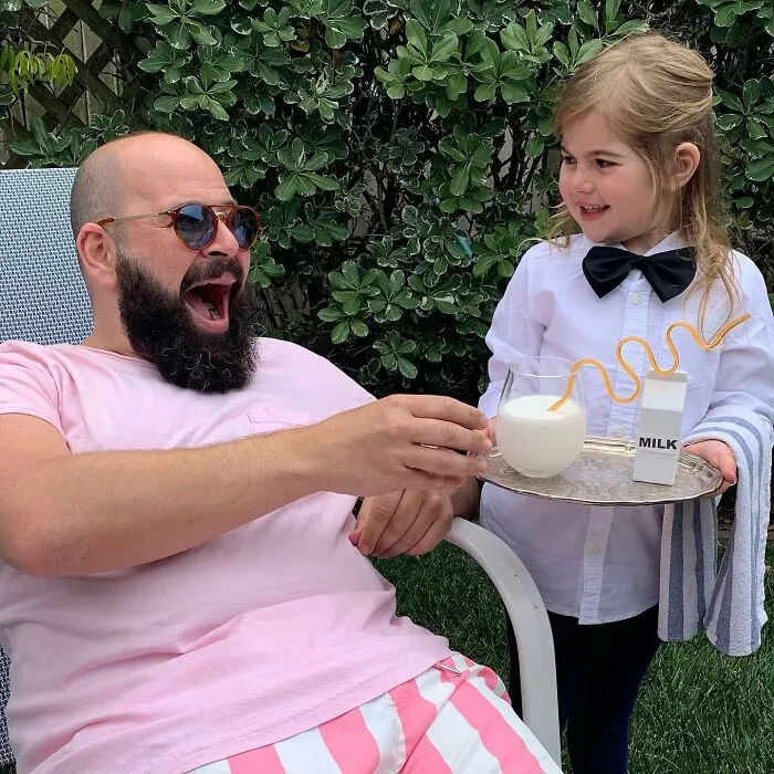 Mira las divertidísimas fotos que este papá se toma con sus hijas disfrazadas (Nuevas imágenes)