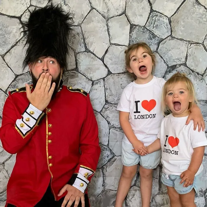Mira las divertidísimas fotos que este papá se toma con sus hijas disfrazadas (Nuevas imágenes)