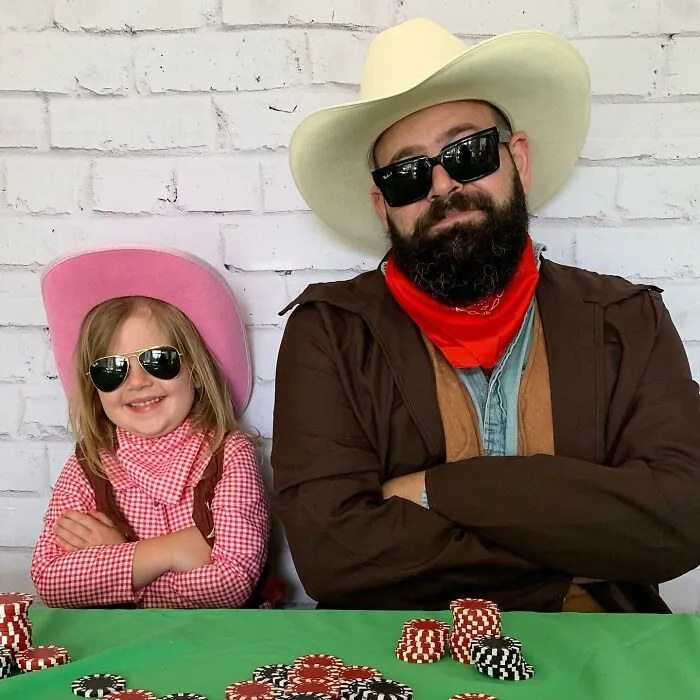 Mira las divertidísimas fotos que este papá se toma con sus hijas disfrazadas (Nuevas imágenes)