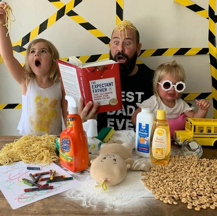 Mira las divertidísimas fotos que este papá se toma con sus hijas disfrazadas (Nuevas imágenes)