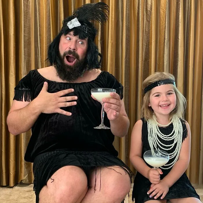Mira las divertidísimas fotos que este papá se toma con sus hijas disfrazadas (Nuevas imágenes)