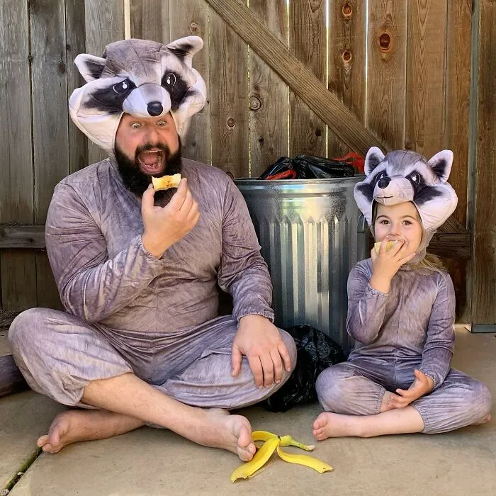 Mira las divertidísimas fotos que este papá se toma con sus hijas disfrazadas (Nuevas imágenes)
