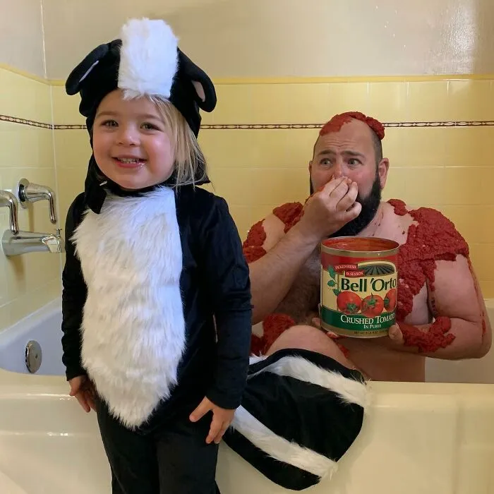 Mira las divertidísimas fotos que este papá se toma con sus hijas disfrazadas (Nuevas imágenes)