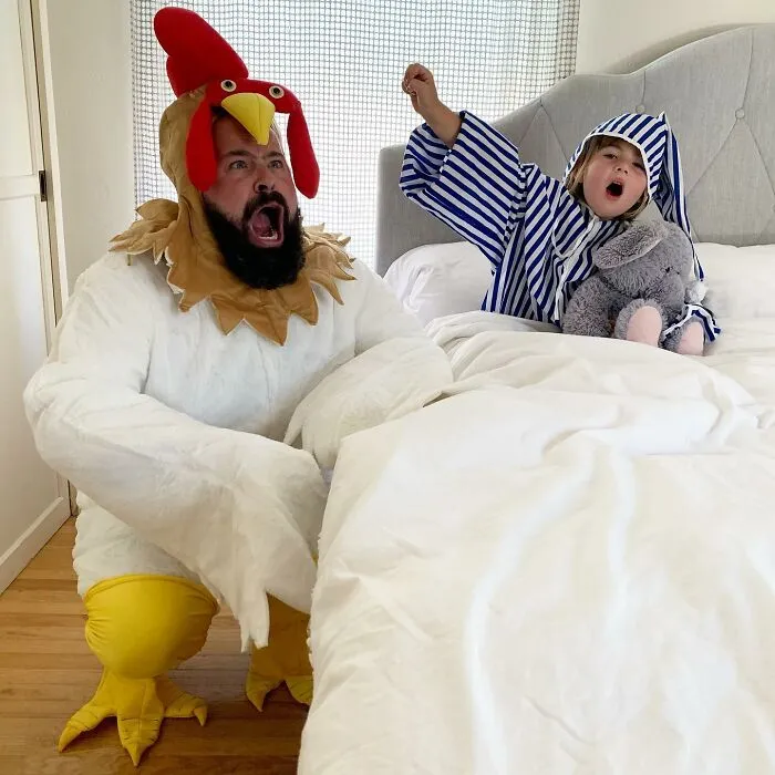 Mira las divertidísimas fotos que este papá se toma con sus hijas disfrazadas (Nuevas imágenes)