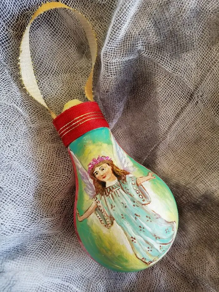 I Paint On Burnt Out Lightbulbs To Repurpose Them As Christmas Tree Ornaments (60 Pics)