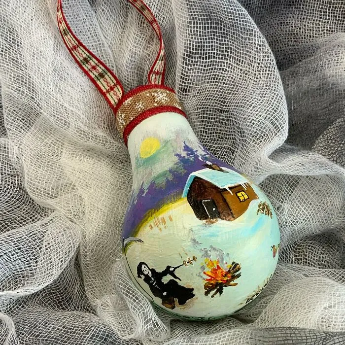 I Paint On Burnt Out Lightbulbs To Repurpose Them As Christmas Tree Ornaments (60 Pics)