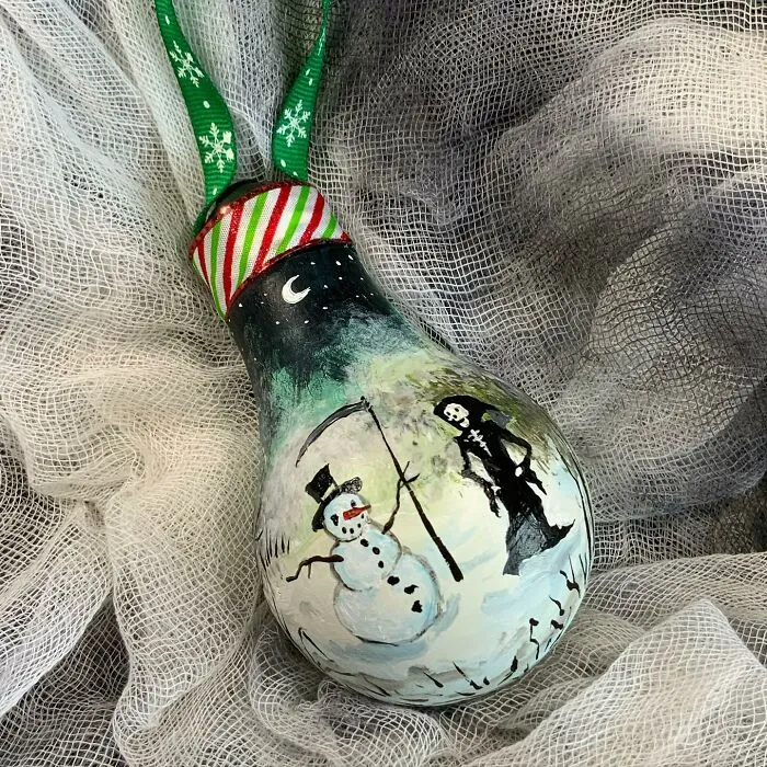 I Paint On Burnt Out Lightbulbs To Repurpose Them As Christmas Tree Ornaments (60 Pics)