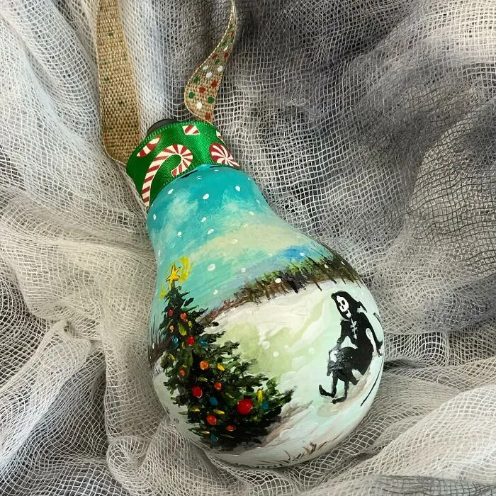 I Paint On Burnt Out Lightbulbs To Repurpose Them As Christmas Tree Ornaments (60 Pics)