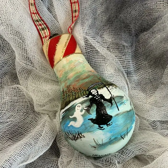 I Paint On Burnt Out Lightbulbs To Repurpose Them As Christmas Tree Ornaments (60 Pics)
