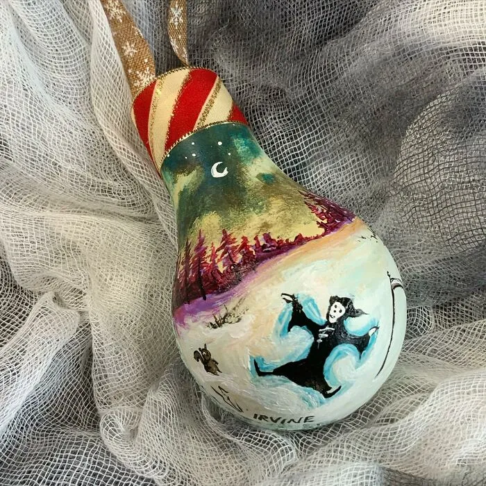 I Paint On Burnt Out Lightbulbs To Repurpose Them As Christmas Tree Ornaments (60 Pics)