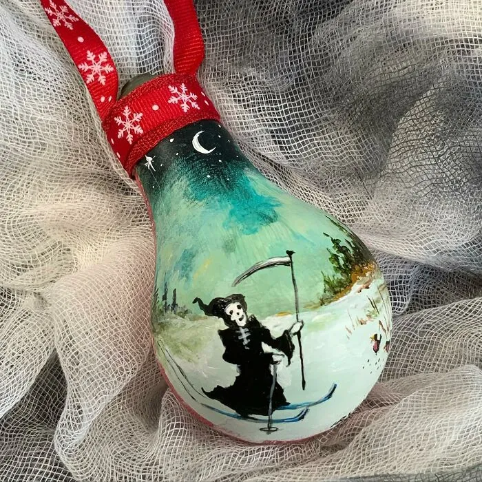 I Paint On Burnt Out Lightbulbs To Repurpose Them As Christmas Tree Ornaments (60 Pics)