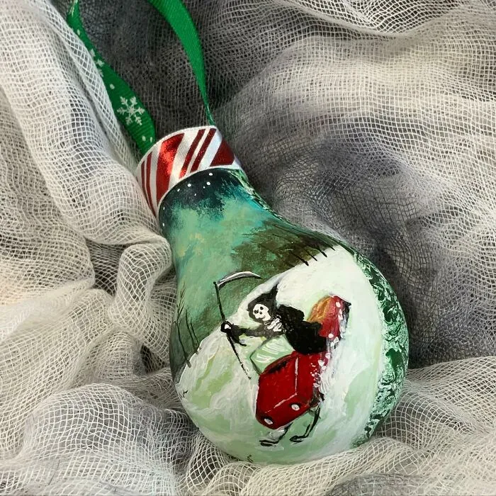 I Paint On Burnt Out Lightbulbs To Repurpose Them As Christmas Tree Ornaments (60 Pics)
