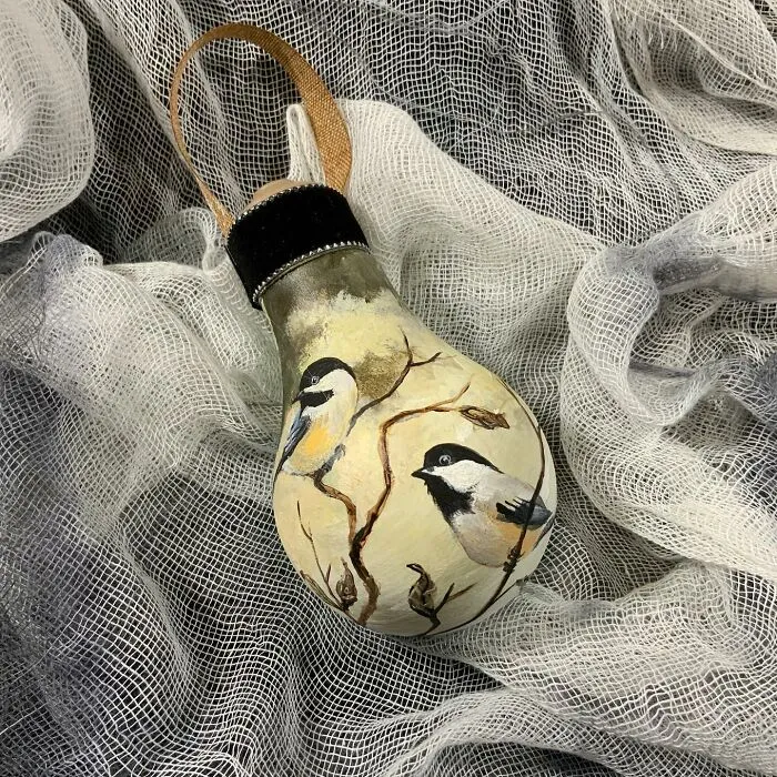 I Paint On Burnt Out Lightbulbs To Repurpose Them As Christmas Tree Ornaments (60 Pics)