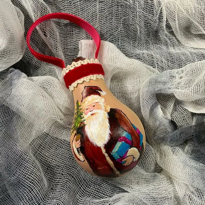 I Paint On Burnt Out Lightbulbs To Repurpose Them As Christmas Tree Ornaments (60 Pics)