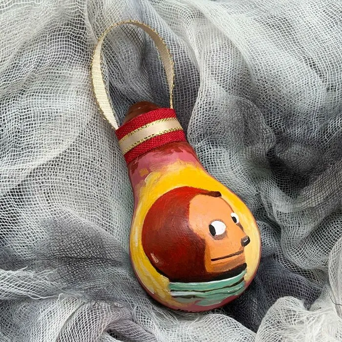 I Paint On Burnt Out Lightbulbs To Repurpose Them As Christmas Tree Ornaments (60 Pics)