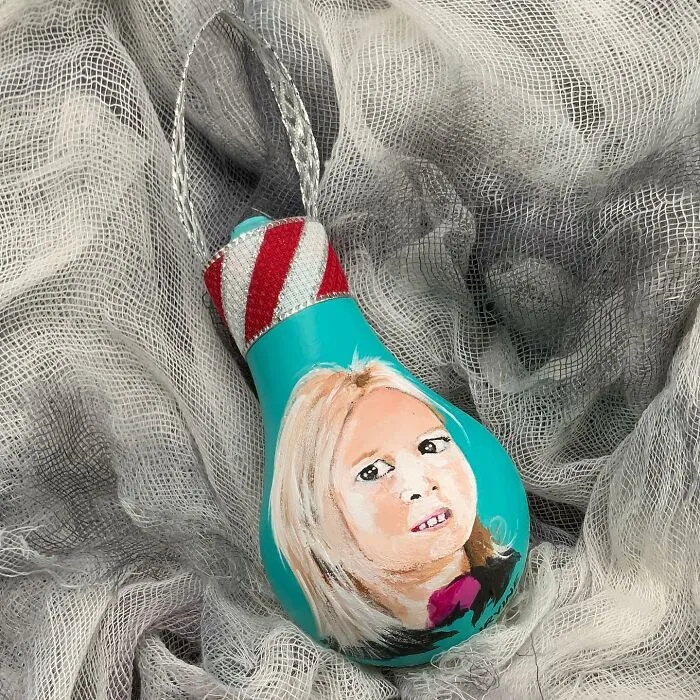 I Paint On Burnt Out Lightbulbs To Repurpose Them As Christmas Tree Ornaments (60 Pics)