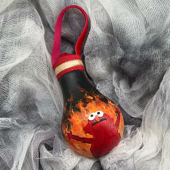 I Paint On Burnt Out Lightbulbs To Repurpose Them As Christmas Tree Ornaments (60 Pics)