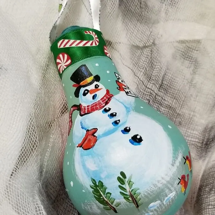 I Paint On Burnt Out Lightbulbs To Repurpose Them As Christmas Tree Ornaments (60 Pics)
