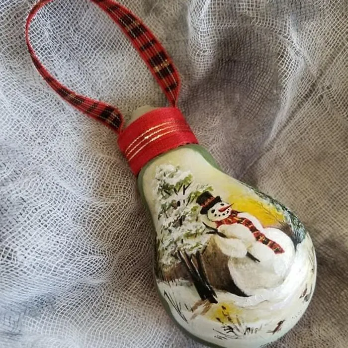 I Paint On Burnt Out Lightbulbs To Repurpose Them As Christmas Tree Ornaments (60 Pics)