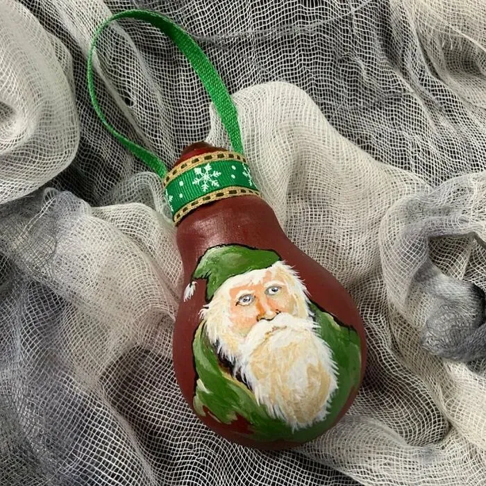 I Paint On Burnt Out Lightbulbs To Repurpose Them As Christmas Tree Ornaments (60 Pics)