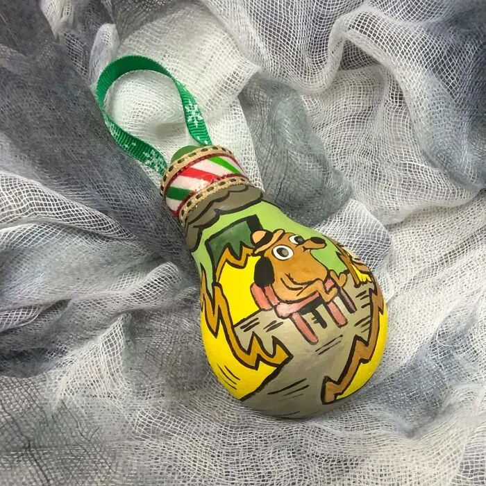 I Paint On Burnt Out Lightbulbs To Repurpose Them As Christmas Tree Ornaments (60 Pics)