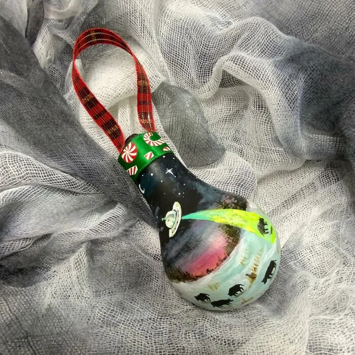 I Paint On Burnt Out Lightbulbs To Repurpose Them As Christmas Tree Ornaments (60 Pics)